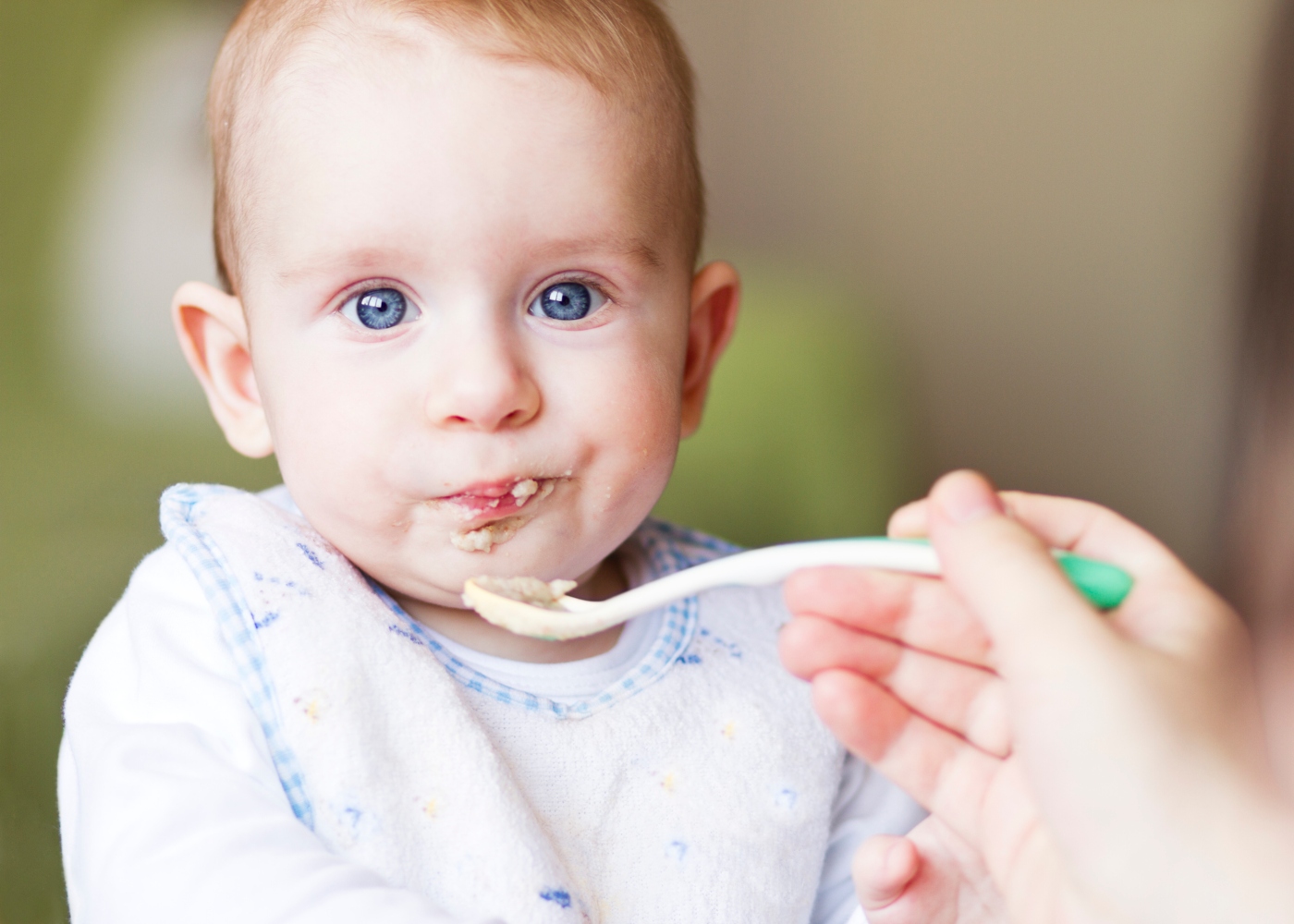 bebé de 5 meses comiendo papilla